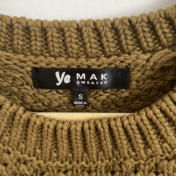 Ye Mak Green Sweater - Picture 3 of 3